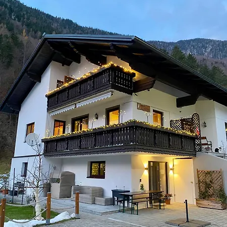 Haus Salzkristall Bed and Breakfast Όμπερτραουν